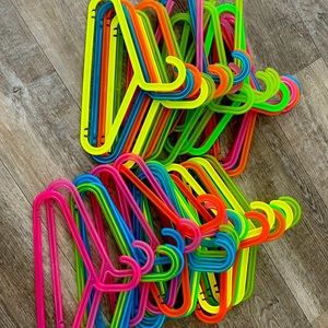 Kid plastic neon hangers (40)